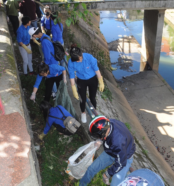 Các đoàn viên, thanh niên tham gia dọn vệ sinh môi trường dọc suối Cam Ly - Đà Lạt