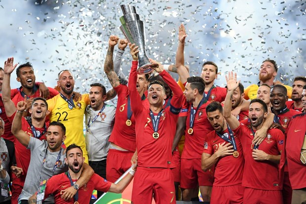 Ronaldo cùng đồng đội nâng cao chiếc cúp vô địch Nations League