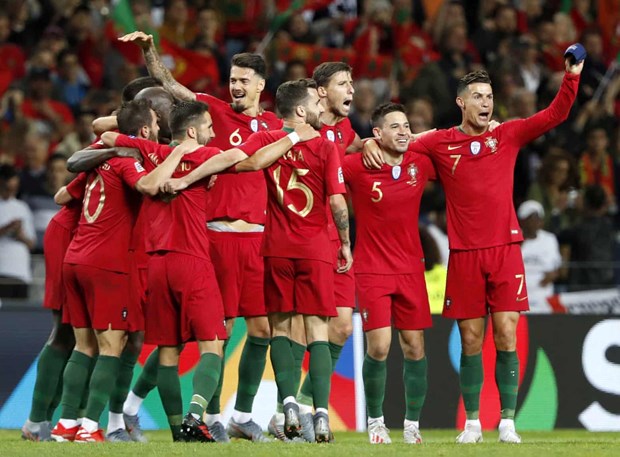 Các cầu thủ Bồ Đào Nha vui mừng sau khi đánh bại Hà Lan