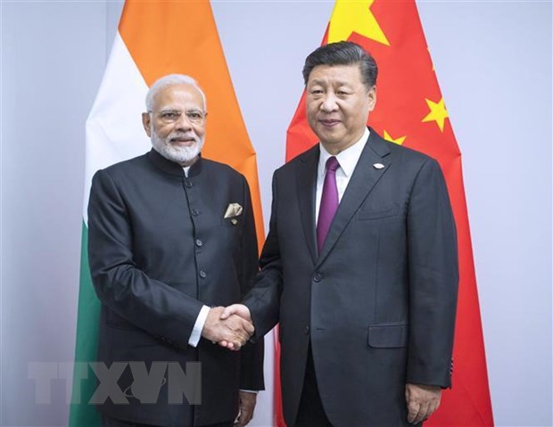 Thủ tướng Ấn Độ Narendra Modi (trái) và Chủ tịch Trung Quốc Tập Cận Bình (phải) tại một cuộc gặp