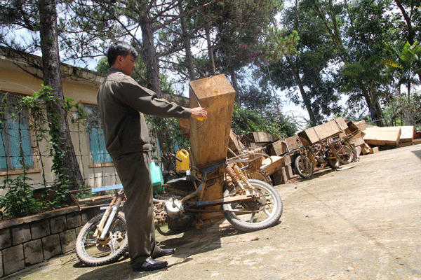 Ngang nhiên vận chuyển gỗ trái phép bằng xe máy độ chế