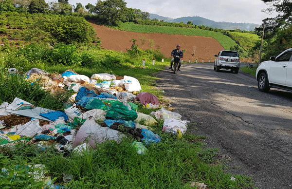 Một đống rác ven đường trên con đường từ đèo Tà Nung đi thị trấn Nam Ban. 