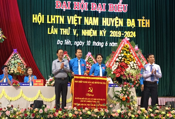 Lãnh đạo Huyện ủy Đạ Tẻh trao cờ của BCH Đảng bộ huyện cho Đại hội Hội LHTN huyện nhiệm kỳ 2019-2024