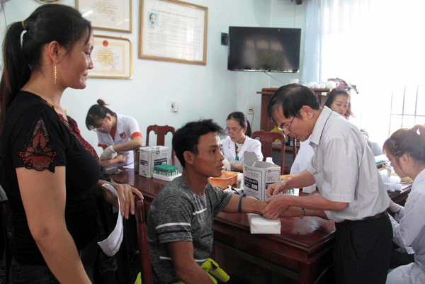 Các y bác sĩ Bệnh viện đa khoa tỉnh lấy máu xét nghiệm của người HMTN
