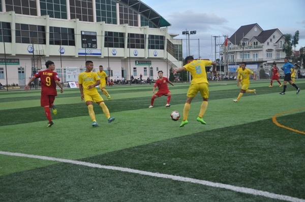 Một trận đấu của đội hạng nhì Lâm Đồng (áo vàng) trên sân nhà Đà Lạt trong lượt đi  