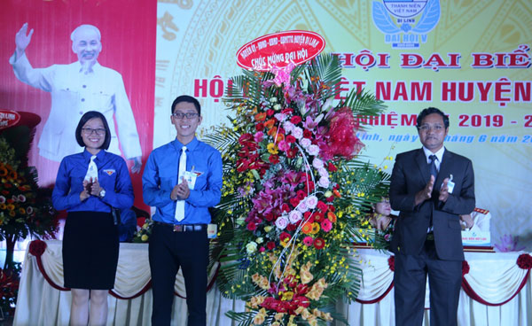 HU - HĐND - UBND - UBMTTQ huyện tặng lãng hoa chúc mừng Đại hội