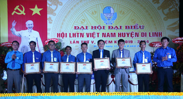 Hội LHTN Việt Nam tỉnh tặng Bằng khen cho các tập thể và cá nhân xuất sắc
