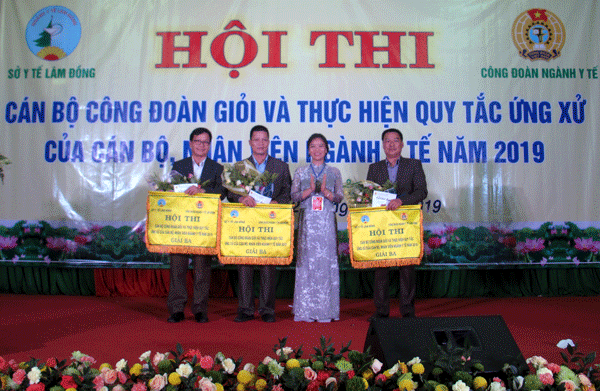 Dược sĩ Huỳnh Thị Phương Duyên – Phó Giám đốc Sở Y tế trao giải Ba cho các đội Đức Trọng, Lâm Hà, Đạ Huoai