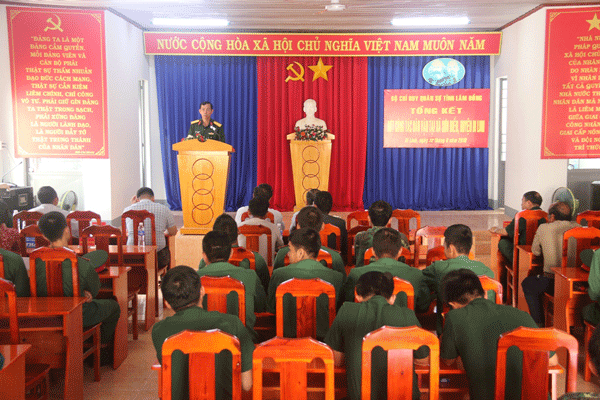 Đại tá Trần Chiến – Phó Chính ủy Bộ CHQS tỉnh phát biểu tại buổi tổng kết