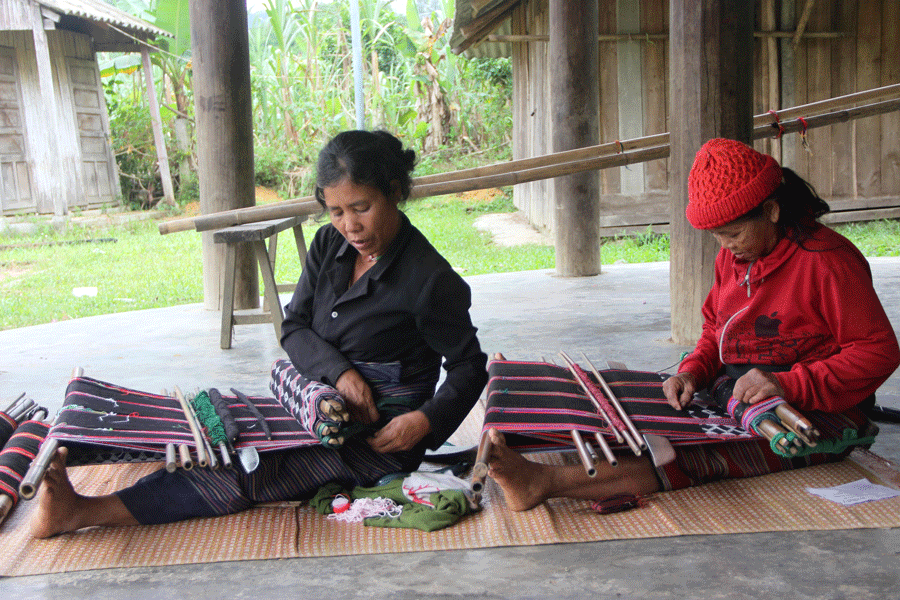 Dệt zèng là nghề truyền thống thể hiện sự khéo léo của người phụ nữ Tà Ôi bên dãy Trường Sơn