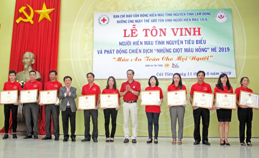 Lãnh đạo Hội Chữ thập đỏ Việt Nam và UBND tỉnh Lâm Đồng trao bằng khen tôn vinh các điển hình tiêu biểu về HMTN. Ảnh: A.Nhiên
