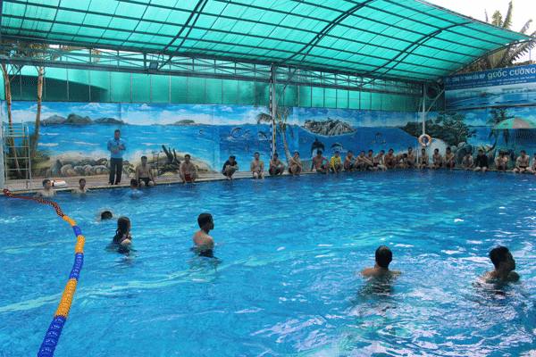 Vừa được thực hành kỹ năng bơi lội ngay tại hồ bơi