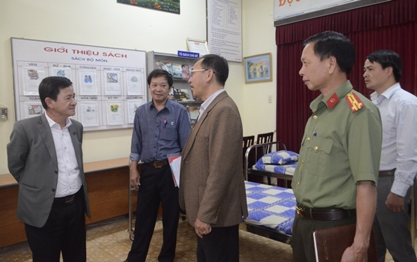 Phó Chủ tịch UBND tỉnh Phan Văn Đa kiểm tra phòng bảo quản đề thi, bài thi tại điểm thi Trường THCS Nguyễn Du