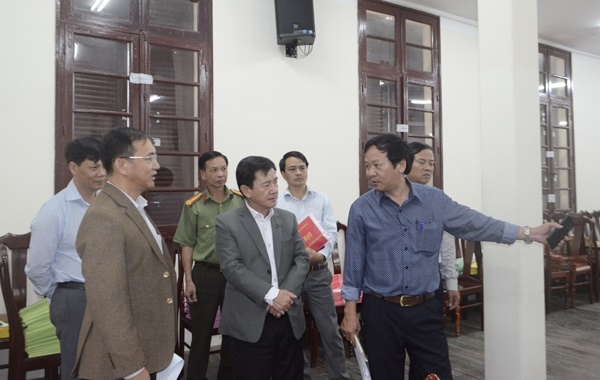 Phó Chủ tịch UBND tỉnh Phan Văn Đa kiểm tra khu vực in sao đề thi