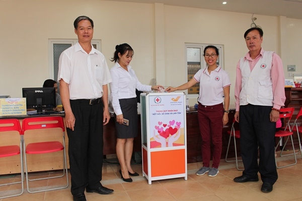 Bảo Lộc: Khai trương thùng quỹ nhân đạo tại Bưu điện Bảo Lộc