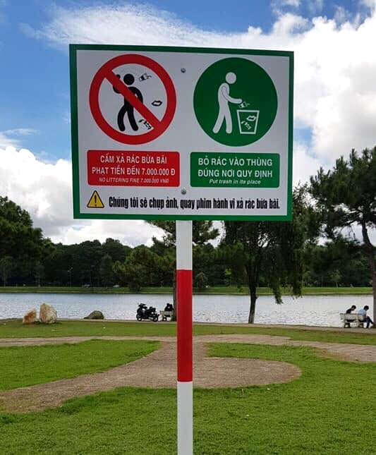Một bảng cảnh báo được đặt tại khu vực hồ Xuân Hương