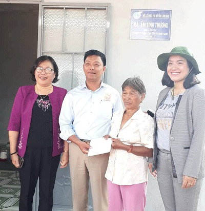 Bà Phạm Thị Mỹ Huyền - TUV, Chủ tịch Hội LHPN tỉnh cùng đơn vị tài trợ chúc mừng và động viên gia đình bà Ka Dồng tại buổi lễ bàn giao mái ấm tình thương