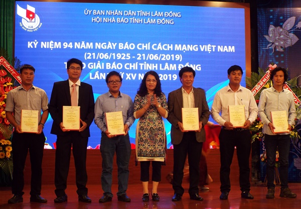 Tổng Biên tập Báo Lâm Đồng Hồ Thị Lan trao giải khuyến khích