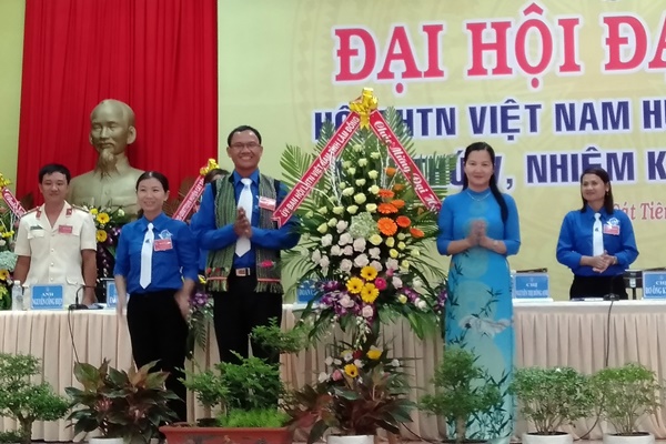Đồng chí Trần Thị Chúc Quỳnh - Bí thư Tỉnh đoàn Lâm Đồng, tặng hoa chúc mừng Đại hội