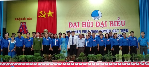 Các đại biểu chụp hình lưu niệm với các ủy viên Ủy ban Hội LHTN Việt Nam huyện Cát Tiên khóa V, nhiệm kỳ 2019 - 2024 