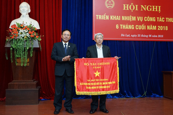 Cục Thuế tỉnh Lâm Đồng nhận Cờ thi đua của Bộ Tài chính. Ảnh: L.Hoa