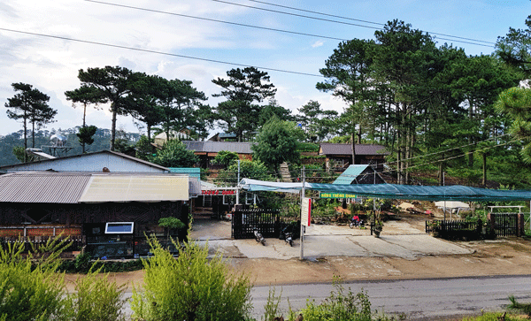 Nhiều ngôi nhà, hàng quán xây dựng trên lâm phần quản lý của Vườn Quốc gia Bidoup - Núi Bà. Ảnh: C.Phong