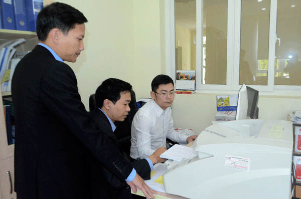 Trường Đại học Đà Lạt tổ chức nhiều đợt tập huấn quét bài thi trắc nghiệm cho cán bộ tham gia công tác chấm thi. Ảnh: V.Hùng
