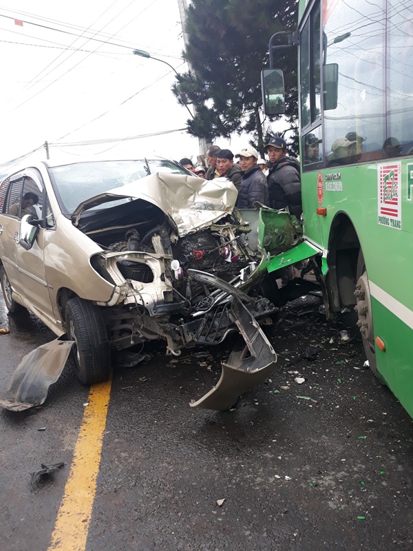 Xe buýt và xe con tông nhau, một người tử vong tại hiện trường