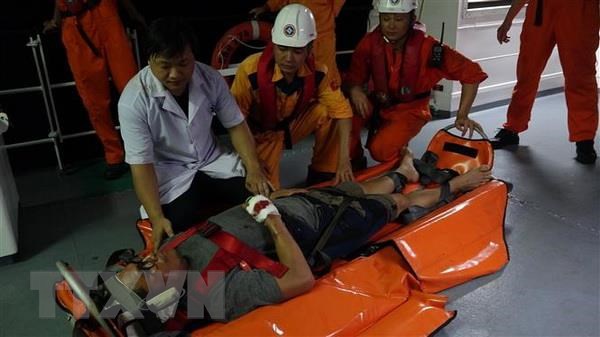 Thuyền viên gặp nạn người Philippines được cấp cứu và chuyển qua tàu SAR 274 để về bờ. (Ảnh: TTXVN)