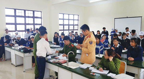 Tăng cường tuyên truyền Luật Giao thông đường bộ cho các em học sinh THPT, Trung tâm GDTX trên địa bàn huyện Di Linh. Ảnh: T.T.Hiền