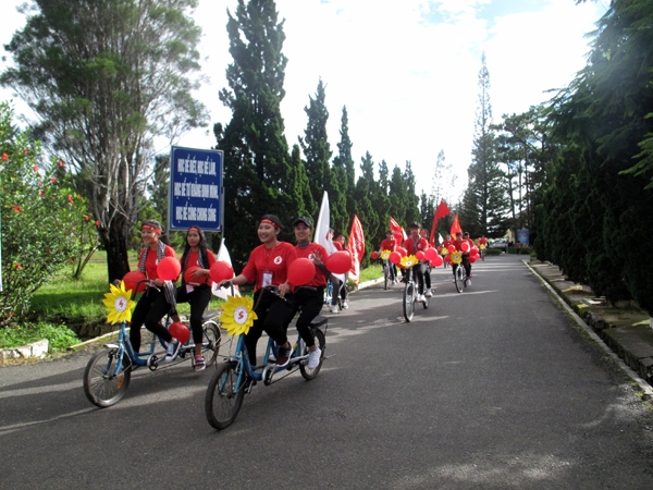 Các bạn tình nguyện viên Hành trình đỏ diễu hành xe đạp đôi tuyên truyền về hiến máu tình nguyện