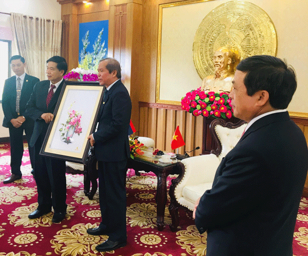 Lãnh đạo tỉnh Lâm Đồng tặng tranh thêu tay của nghệ nhân Đà Lạt cho đ/c Xin la vông -Khut phay - Thun - Uỷ viên Bộ chính trị -Bi thư - Đô trưởng Viên Chăn  ( CHDCND Lào)