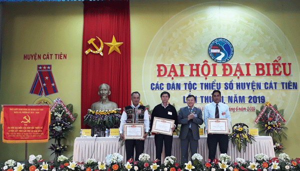 Ông Võ Văn Hoàng - Trưởng Ban Dân tộc tỉnh Lâm Đồng tặng giấy khen cho các tập thể và cá nhân