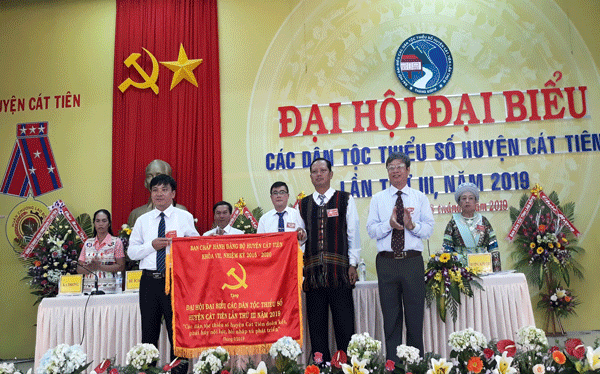 Ông Ngô Xuân Hiển – Tỉnh ủy viên, Bí thư Huyện ủy, Chủ tịch HĐND huyện Cát Tiên trao tặng Đại hội bức trướng