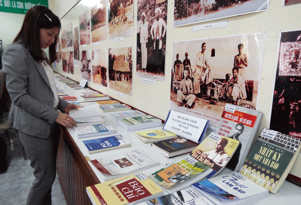 Thư viện Lâm Đồng: Trưng bày sách về báo chí
