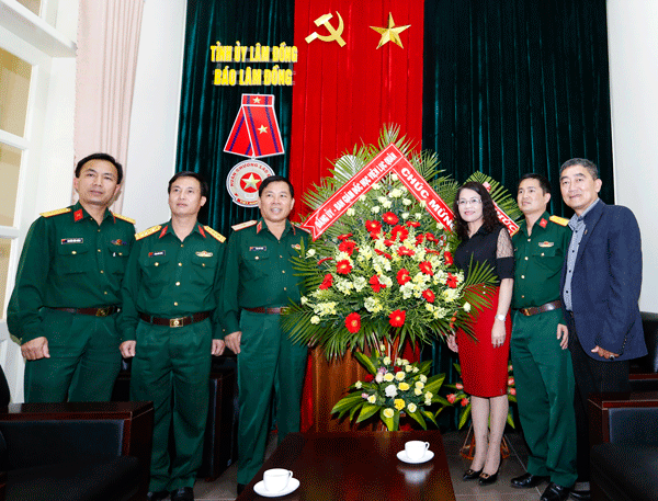 Nhân dịp này, lãnh đạo Học viện đã trao lẵng hoa tặng tập thể cán bộ, phóng viên, biên tập viên, viên chức Báo Lâm Đồng