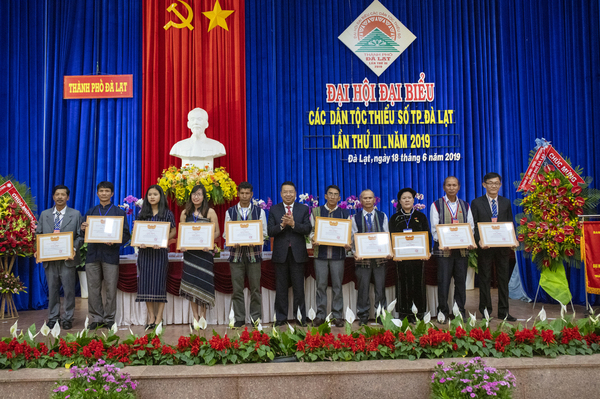 Lãnh đạo TP Đà Lạt trao tặng giấy khen cho các tập thể, cá nhân có thành tích xuất săc trong Phong trào thi đua yêu nước