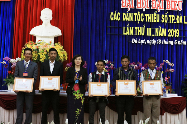 Lãnh đạo TP Đà Lạt trao tặng giấy khen cho các tập thể, cá nhân có thành tích xuất săc trong Phong trào thi đua yêu nước