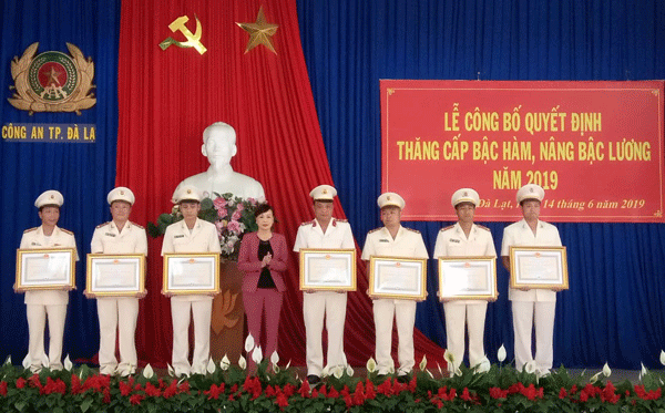 Bà Huỳnh Thị Thanh Xuân - UVBTV Tỉnh ủy, Bí thư Thành ủy, Chủ tịch HĐND TP Đà Lạt trao Huy chương Vì an ninh Tổ quốc và Huy chương Chiến sĩ vẻ vang cho các cá nhân.