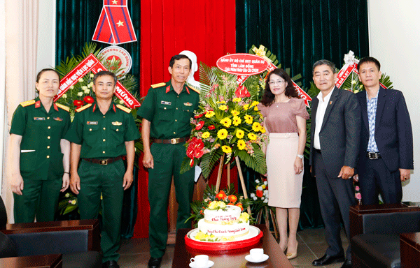 Đại tá Trần Chiến - Phó Chính ủy Bộ CHQS tỉnh dẫn đầu đoàn tới chúc mừng Báo Lâm Đồng