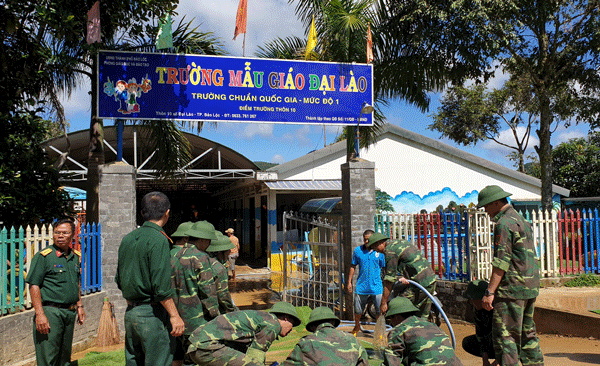 Lực lượng quân đội giúp Trường Mẫu giáo Đại Lào khắc phục hậu quả sau trận lũ