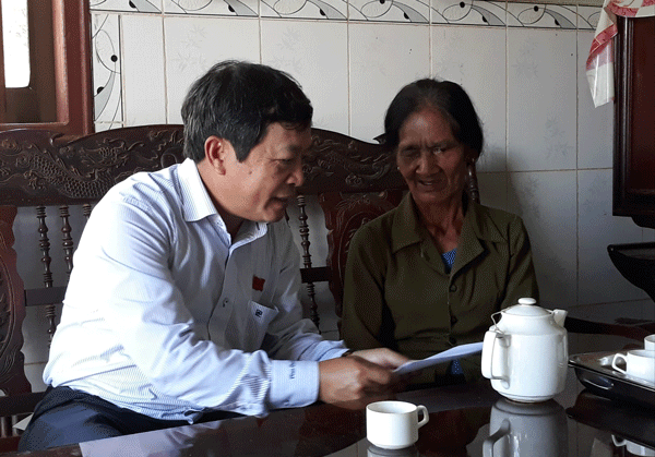 Chủ tịch UBND tỉnh Lâm Đồng Đoàn Văn Việt tặng quà bà Điểu Thị Lôi