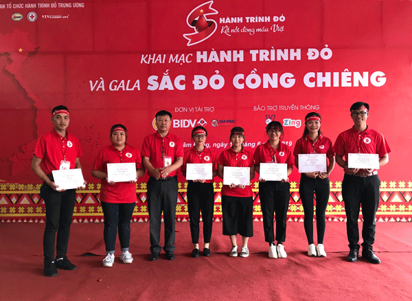 Ông Đỗ Hoàng Tuấn -Chủ tịch Hội CTĐ Lâm Đồng trao Giấy chứng nhận cho các Tình nguyện viên tham gia Hành trình đỏ lần thứ 7 năm 2019