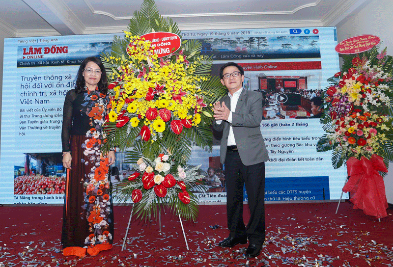 Đại diện Tỉnh uỷ, HĐND, UBND và UB MT TQ Việt Nam tỉnh Lâm Đồng tặng lẵng hoa chúc mừng Báo Lâm Đồng