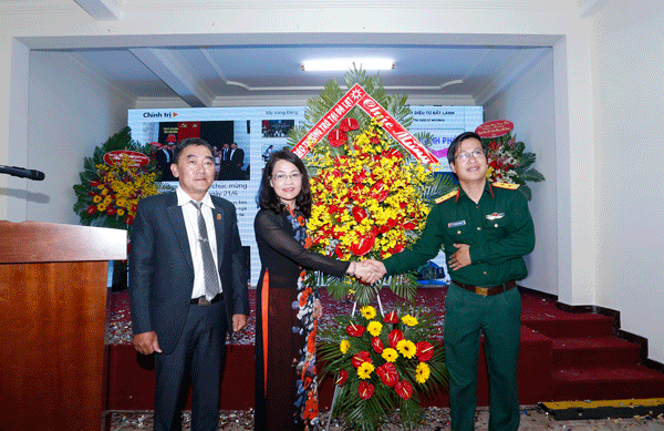 Báo Quân đội Nhân dân thường trú tại Lâm Đồng chức mừng Báo Lâm Đồng nhân ngày ra mắt tờ báo điện tử