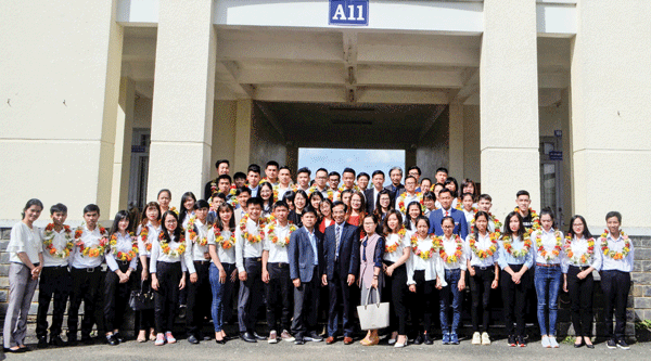 Trường Đại học Đà Lạt vinh danh sinh viên NCKH nhằm lan tỏa phong trào NCKH trong sinh viên. Ảnh: V.H