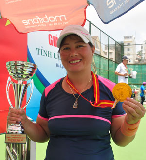 Chị Nguyễn Thị Ngọc Hương tại giải quần vợt toàn tỉnh 2019