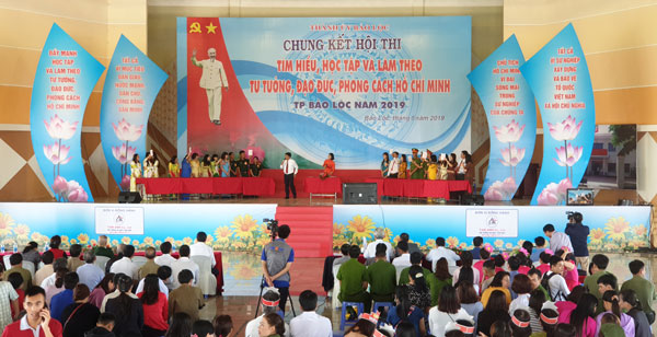 Đông đảo cán bộ, đảng viên và Nhân dân trên địa bàn TP Bảo Lộc đã đến tham dự vòng chung kết hội thi tìm hiểu học tập và làm theo tư tưởng, đạo đức, phong cách Hồ Chí Minh