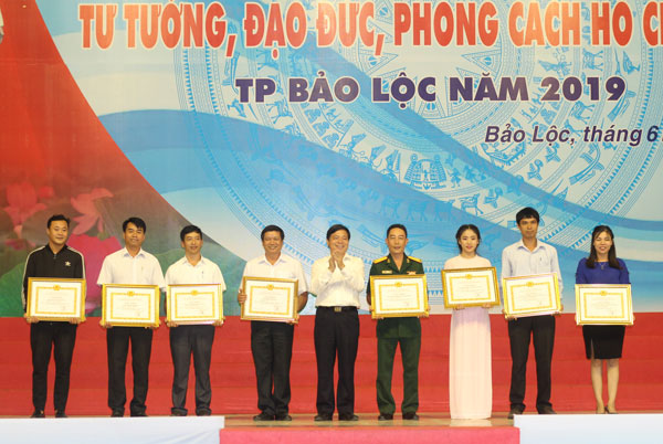 Đồng chí Nguyễn Văn Triệu, Bí thư Thành ủy Bảo Lộc trao giải thưởng cho các đội đạt thành tích xuất sắc trong hội thi