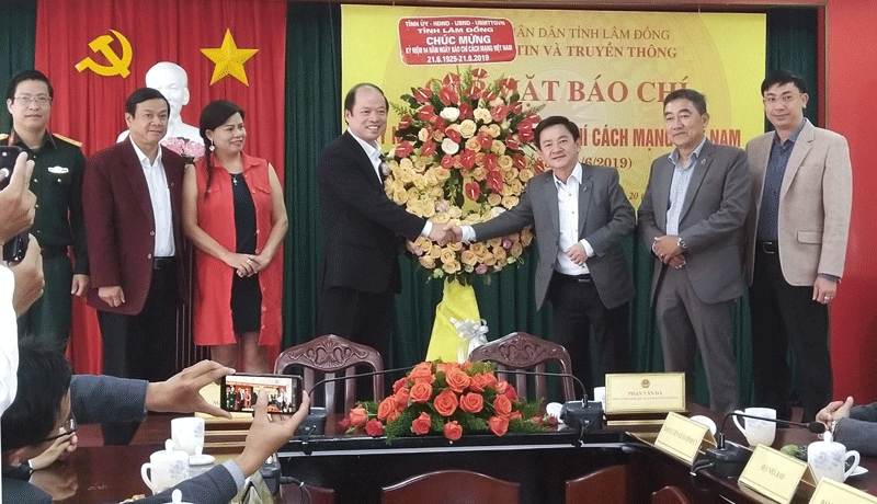 Ông Phan Văn Đa trao tặng hoa cho đội ngũ phóng viên báo chí